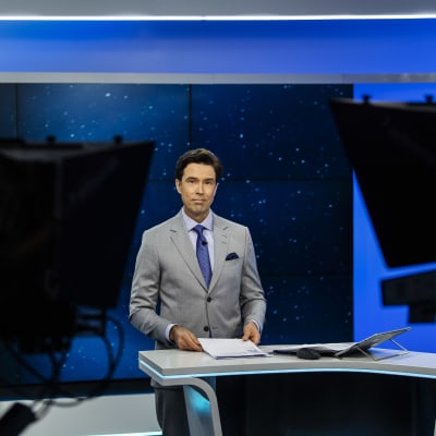 Kuvassa Ylen studiossa on Jussi-Pekka Rantanen, joka juonsi Ylen 20.30-uutislähetyksen syyskuisena maanantaina vuonna 2020.