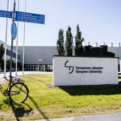 En vit byggnad med en skylt där det står Tammerfors universitet.