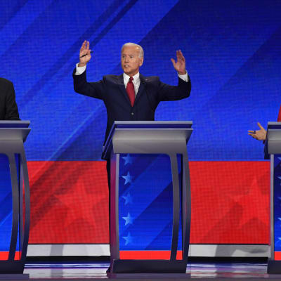 Joe Biden (i mitten) leder de senaste opinionsmätningarna, Elizabeth Warren ligger tvåa och Bernie Sanders trea. 