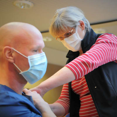 Minna Bonn antamassa Teemu Pöytäkankaalle rokotetta Vaasan keskussairaalassa