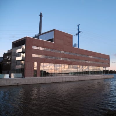 Vasa Elektriskas huvudkontor i skymningsljus.