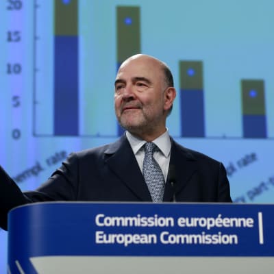 Pierre Moscovici i en talarstol.