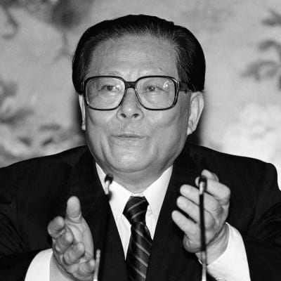 Svartvit arkiv bild på talande Jiang Zemin.