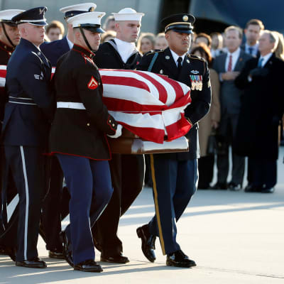 Kistan med George HW Bush var draperad med USAs flagga.