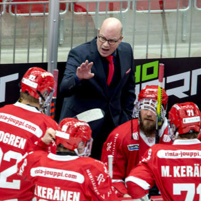 Sports tränare Risto Dufva lotsar sina spelare.