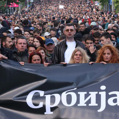 Mielenosoittajia Serbiassa Belgradissa.