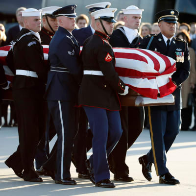 Kistan med George HW Bush var draperad med USAs flagga.