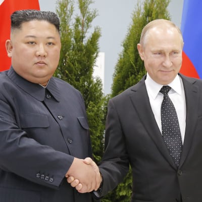 Nordkoreas ledare Kim Jong-Un och Rysslands president Vladimir Putin skakar hand inför toppmötet i Vladivostok
