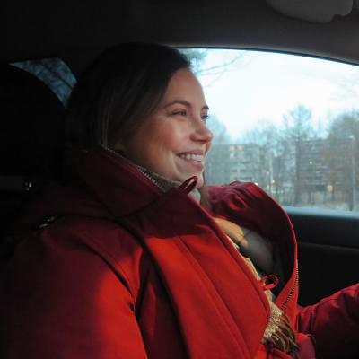 Annina Herala-Hemmilä ajaa autoa Hämeenlinnassa