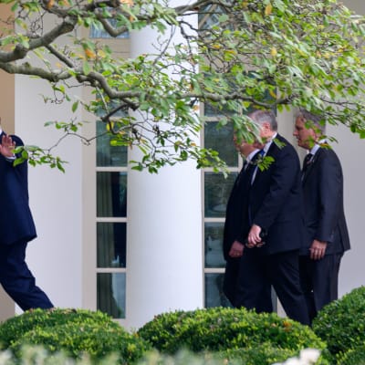Yhdysvaltojen presidentti Donald Trump kuvattuna Valkoisen talon ulkopuolella 24. syyskuuta 2020.