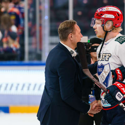 Jussi Tapola och Micke-Max Åsten skakar hand.