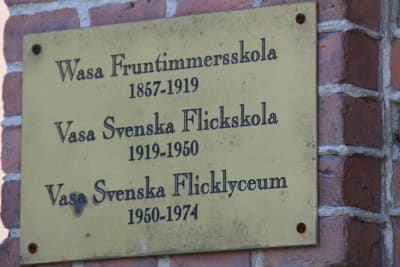 Plakett över Wasa fruntimmersskola, Vasa Svenska Flickskola och Vasa Svenska Flicklyceum.