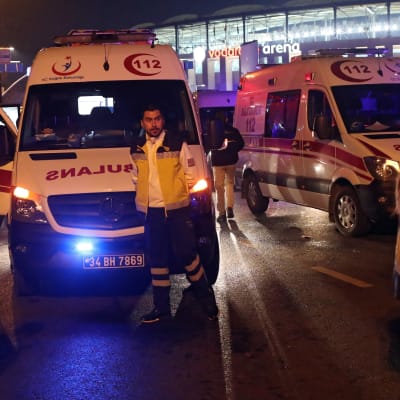 Ambulanser står utanför Vodafone Arena-fotbollsstadion i Istanbul.
