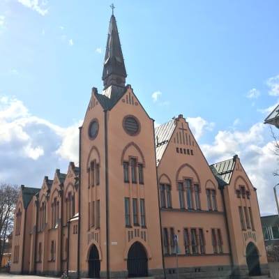 Brändö kyrka i Vasa är en kyrka i jugendstil med ljusbrun fasad.