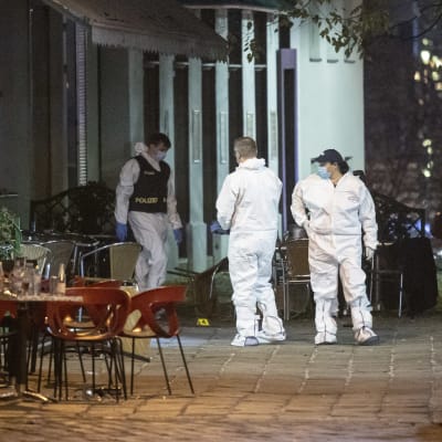 Utredare vid ett av de caféer där människor blev beskjutna i Wien på måndag kväll. 