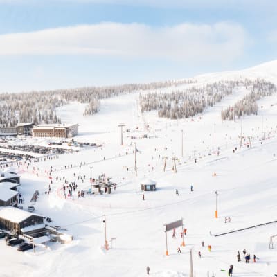 Skidbackar i Ylläs fotat i februari 2022.