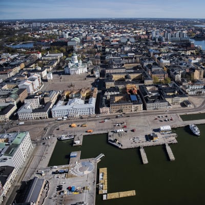 Ilmakuvassa on Helsingin Tuomiokirkko ja Kauppatori toukokuussa 2020.