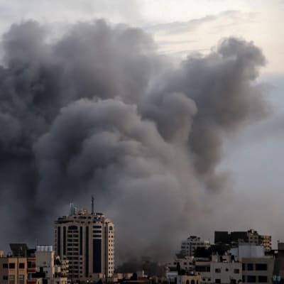 Rökmoln över Gaza city.