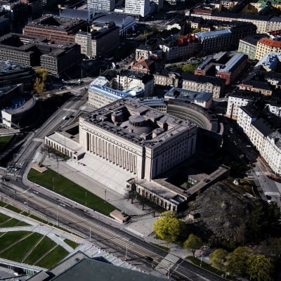Flygbild från Rikdagshuset i Helsingfors med omnejd