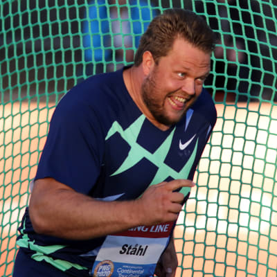 Daniel Ståhl firar glatt ett långt kast.