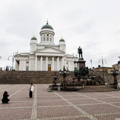 På bilden ses Senatstorget i Helsingfors, helt tomt.