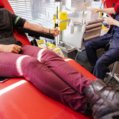 Kuvassa on henkilö, joka luovutti verta Sanomatalon Veripalvelussa toukokuussa 2020.