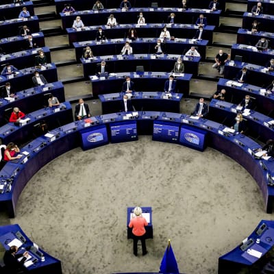 Ursula von der Leyen puhuu Euroopan parlamentissa.