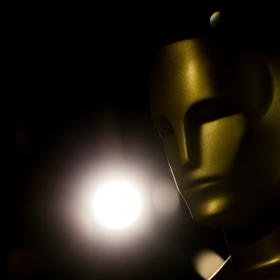 Oscar-patsaan kasvot lähikuvassa.