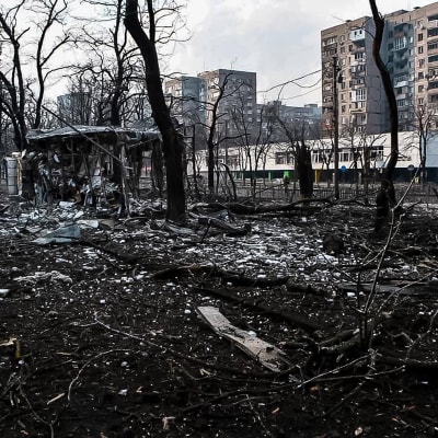 Sönderbombade byggnader i den ukrainska staden Mariupol