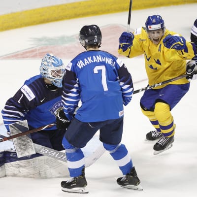 Svenska anfallaren Rickard Hugg jublar över ett av Juniorkronornas mål i 2-1-segern över Finland.