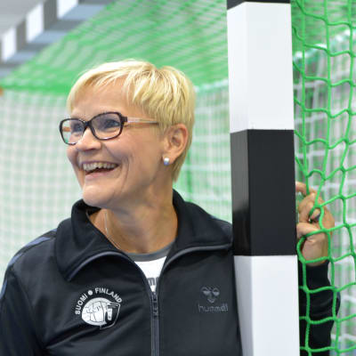 Päivi Mitrunen står vid ett handbollsmål.