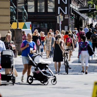 Kuvassa on ihmisiä Helsingin keskustassa heinäkuussa 2020.