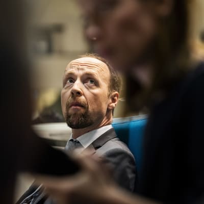 Kuvassa Ylen tiloissa on Jussi Halla-aho, joka osallistui Ylen A-studioon 8. kesäkuuta 2020. Etualalla Li Andersson.