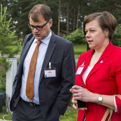 Statssekretare Paula Lehtomäki och statsminister Juha Sipilä i Gullranda i Nådendal den 20 juni 2016.