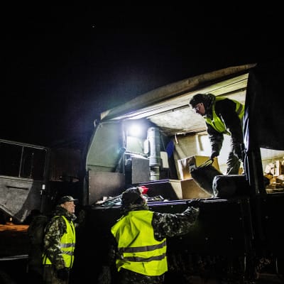 Varusmiehet leiriytyivät Lohjan Kasvihuoneilmiön läheisyyteen ja valmistautuivat avustamaan poliisia. Kuvassa puretaan varusteita autosta.