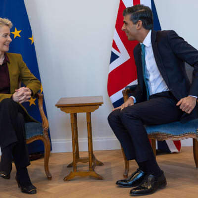 Ursula von der Leyen istuu toisessa tuolissa, toisessa istuu Britannian pääministeri Rishi Sunak. 