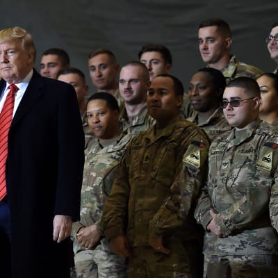 USA:s president Donald Trump står framför en rad soldater