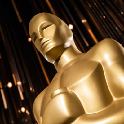 Oscar-patsas valonsäteitten ympäröimänä Oscar-gaalassa Hollywoodissa.