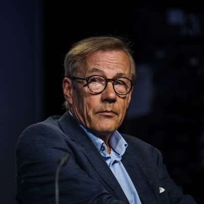 Sikten Korkman i blå kostym och skjorta i tv-programmet a-studio i juni 2020.