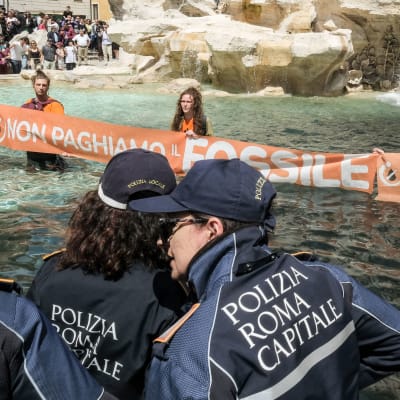Demonstranter som protesterade mot fossila bränslen färgade Fontana di Trevis vatten svart.