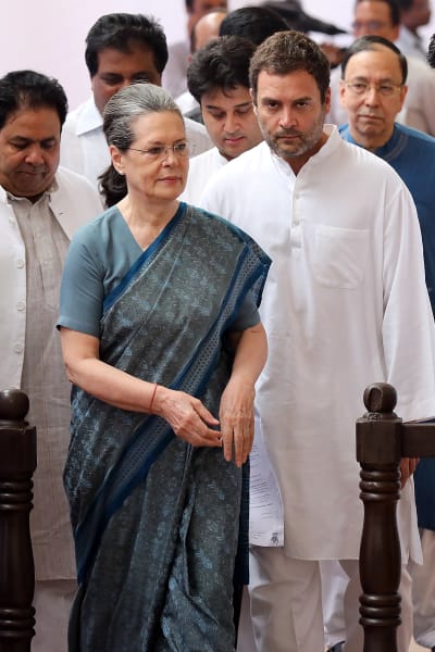 Sonia Gandhi har lett Kongresspartiet enda sedan hennes man och Rahuls far, Rajiv Gandhi mördades år 1998