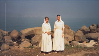 Två nunnor på en stenig strand