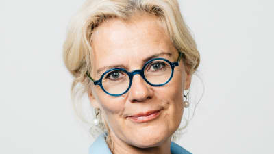 Porträtt av Bettina Sågbom med ljus bakgrund. 