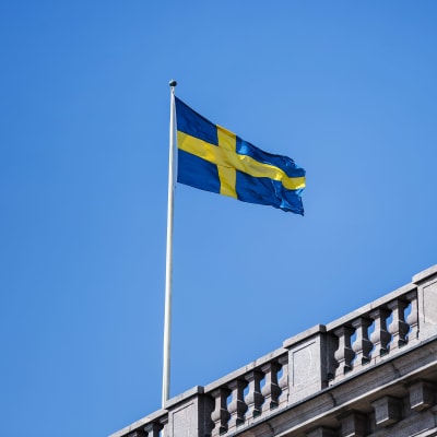 Kuvassa Ruotsin lippu liehuu Helsingssä heinäkuussa 2020.
