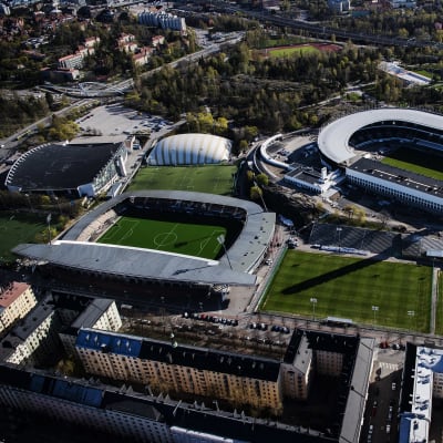 Ilmakuvassa on Helsingin olympiastadion toukokuussa 2020.