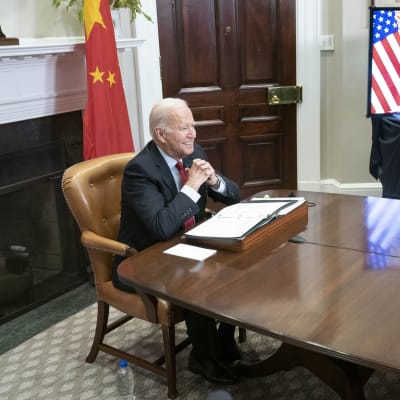 USA:s president Joe Biden och Kinas president Xi Jinping under ett videomöte.