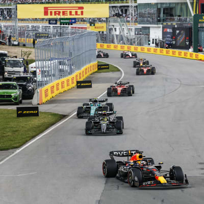 Max Verstappen johtaa Kanadan F1-osakilpailua.