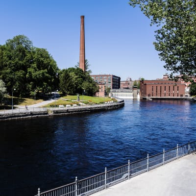 Kuvassa on näkymä Tammerkoskelle Tampereella kesäkuussa 2020.