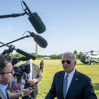 Joe Biden puhuu toimittajille Valkoisen talon nurmella. 