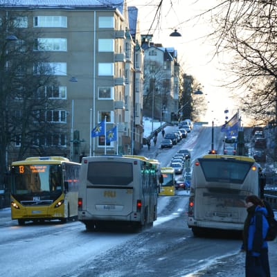 Flera bussar kör längs Auragatan i Åbo. 